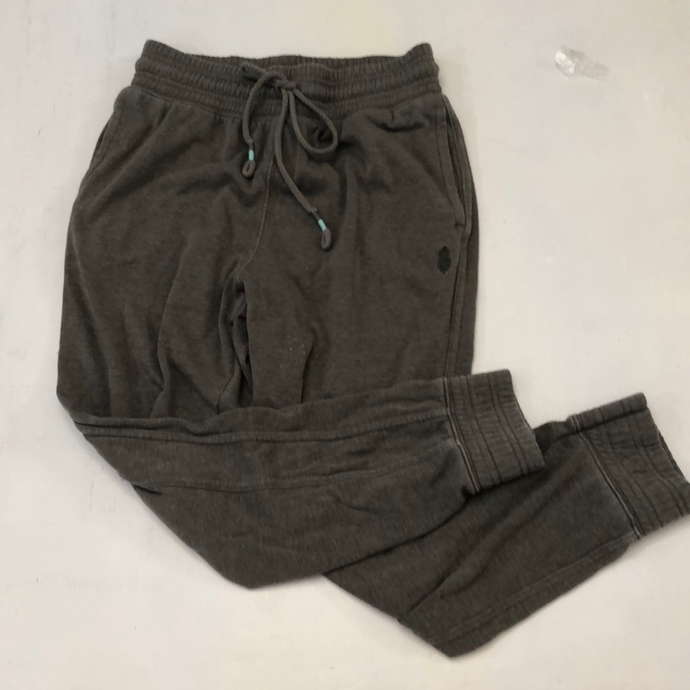 Free people movement size XS. Only worn twice. With Elastic waist band.